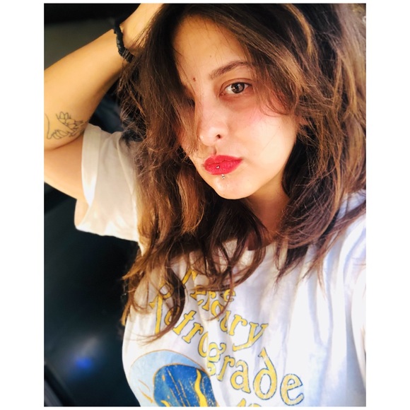 Meet your Posher, Nicole - Picture 1 of 4